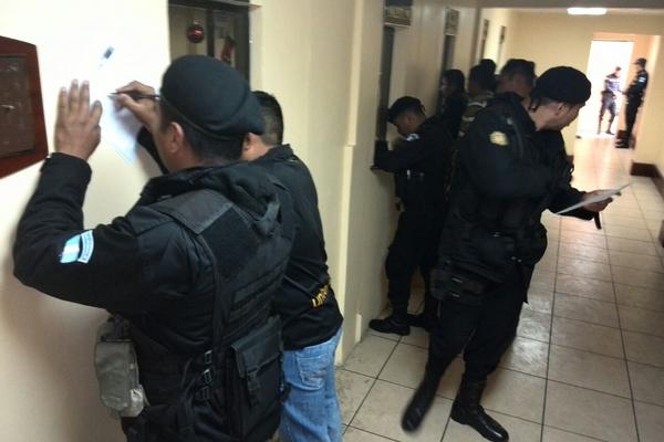 Agentes de la Policía Nacional Civil protestan por la falta del pago de aguinaldo. (Foto Prensa Libre: E. Paredes. )<br _mce_bogus="1"/>