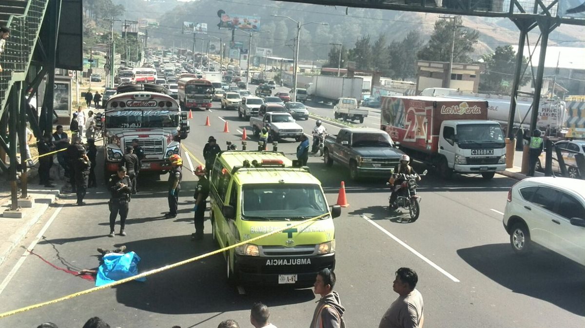 El bus fue tomado por asalto en el kilómetro 14 de la ruta al Pacífico. (Foto Prensa Libre: Estuardo Paredes)