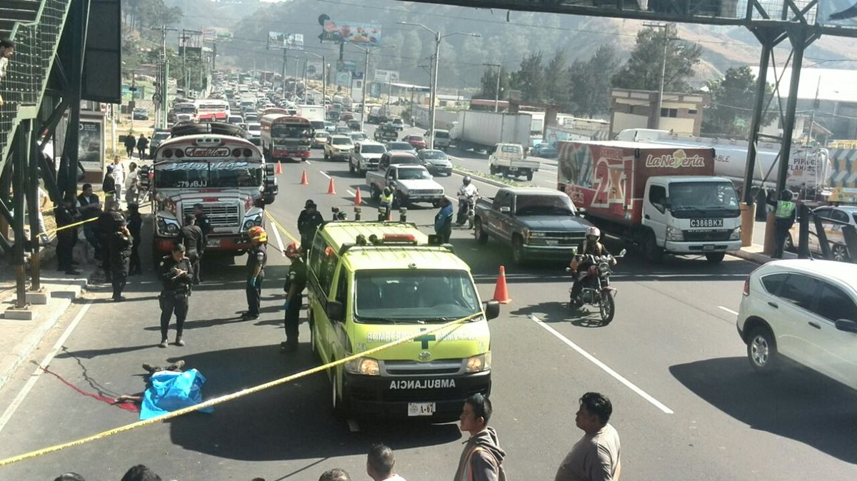 El bus fue tomado por asalto en el kilómetro 14 de la ruta al Pacífico. (Foto Prensa Libre: Estuardo Paredes)