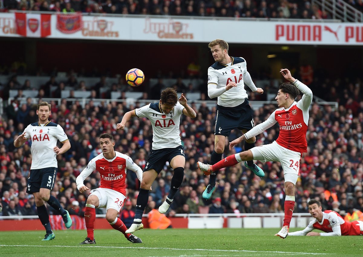 En un duelo reñido los jugadores del Arsenal y del Tottenham dieron su máximo esfuerzo. (Foto Prensa Libre: EFE)
