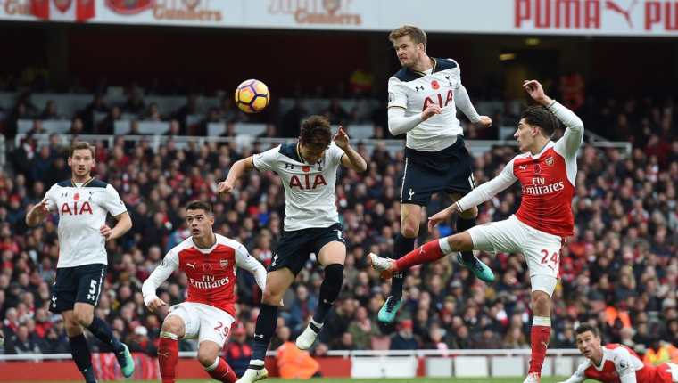 En un duelo reñido los jugadores del Arsenal y del Tottenham dieron su máximo esfuerzo. (Foto Prensa Libre: EFE)