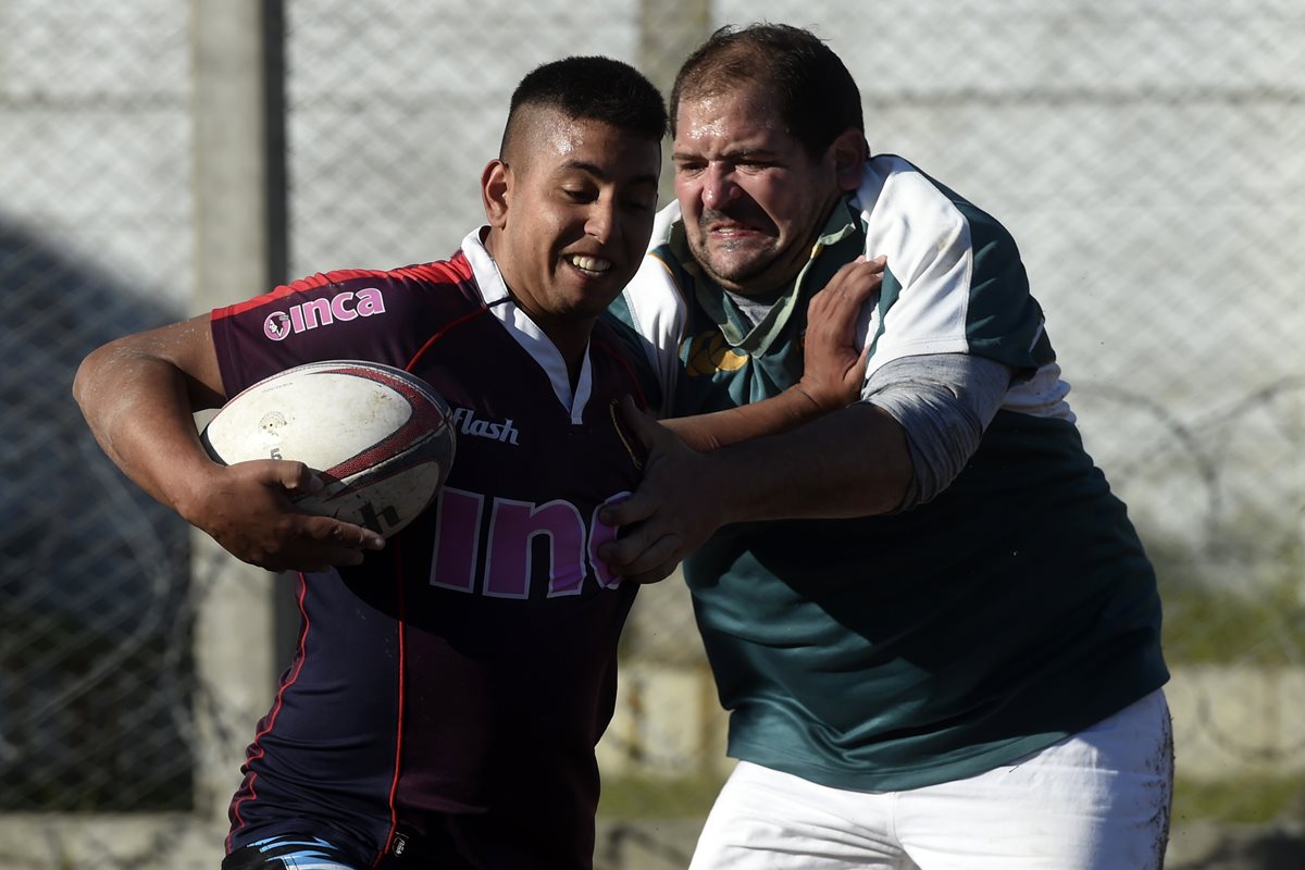 El rugby es un escape para decenas de presos de una cárcel en Argentina. (Foto Prensa Libre: AFP).