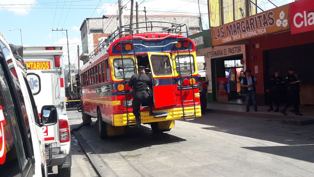 El ataque armado que le causó la muerte a dos hombres ocurrió en un autobús que cubre la ruta entre Tecpán Guatemala y Guatemala. (Foto Prensa Libre: Víctor Chamalé)