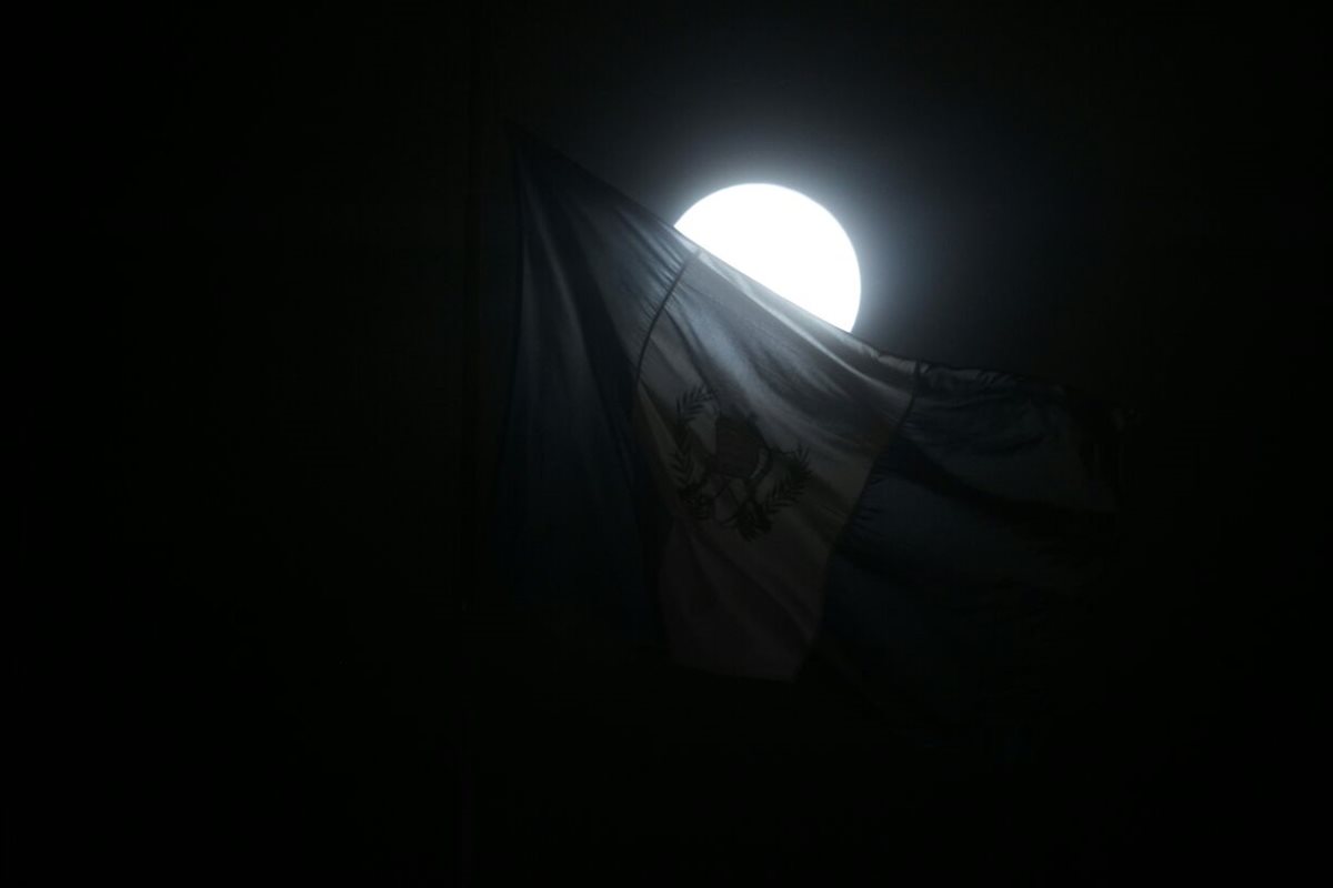 La superluna captada desde el Centro Histórico de la zona 1 capitalina. (Foto Prensa Libre: Paulo Raquec)