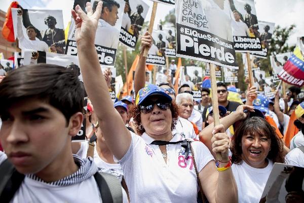Cientos de venezolanos se concentran en Caracas para exigir la liberación del opositor Leopoldo López, quien es acusado de haber liderado las protestas.