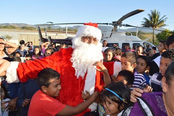 Etelvino Lemus desciende en helicóptero para agasajar a los niños, en una actividad promovida por la Asociación Unidos por las Tradiciones de Santa Rosa de Lima. (Foto Prensa Libre: Oswaldo Cardona)<br _mce_bogus="1"/>