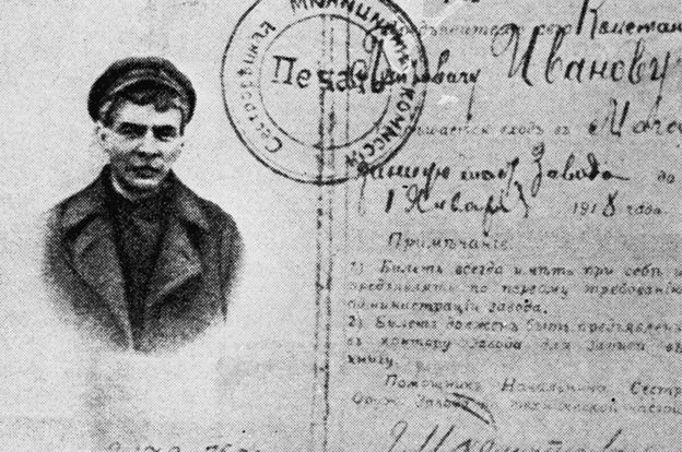 Lenin disfrazado en la foto de un pasaporte falsificado que le permitió escapar meses después del viaje en el tren sellado de vuelta al exilio en Finlandia. GETTY IMAGES