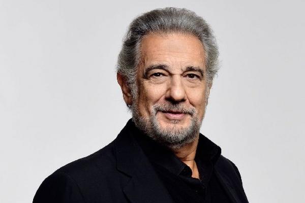 el tenor Plácido domingo, de 73 años, empezó su carrera musical en  1969.