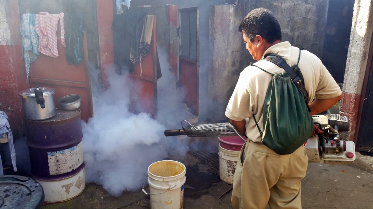 Una vivienda en Coatepeque, Quetzaltenango, es fumigada para prevenir proliferación de zancudos. (Foto Prensa Libre: Alexánder Coyoy)