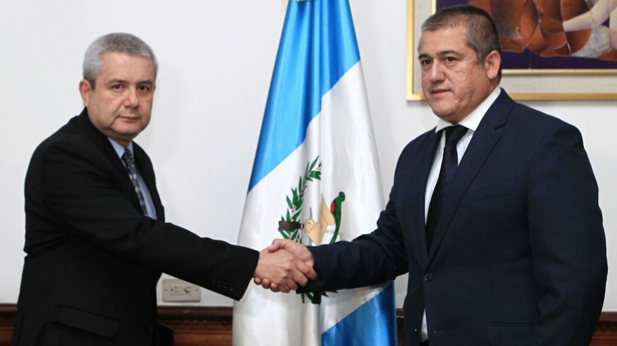 Carlos Antonio Rodas (d), secretario de Bienestar Social, fue juramentado por Carlos Martínez, secretario General de la Presidencia. (Foto Prensa Libre: Presidencia)