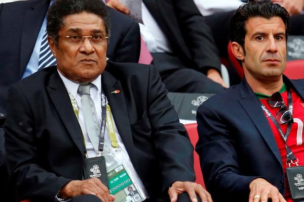 Eusebio (izquierda), leyenda del fútbol portugués fue hospitalizado este domingo. (Foto Prensa Libre: AP)