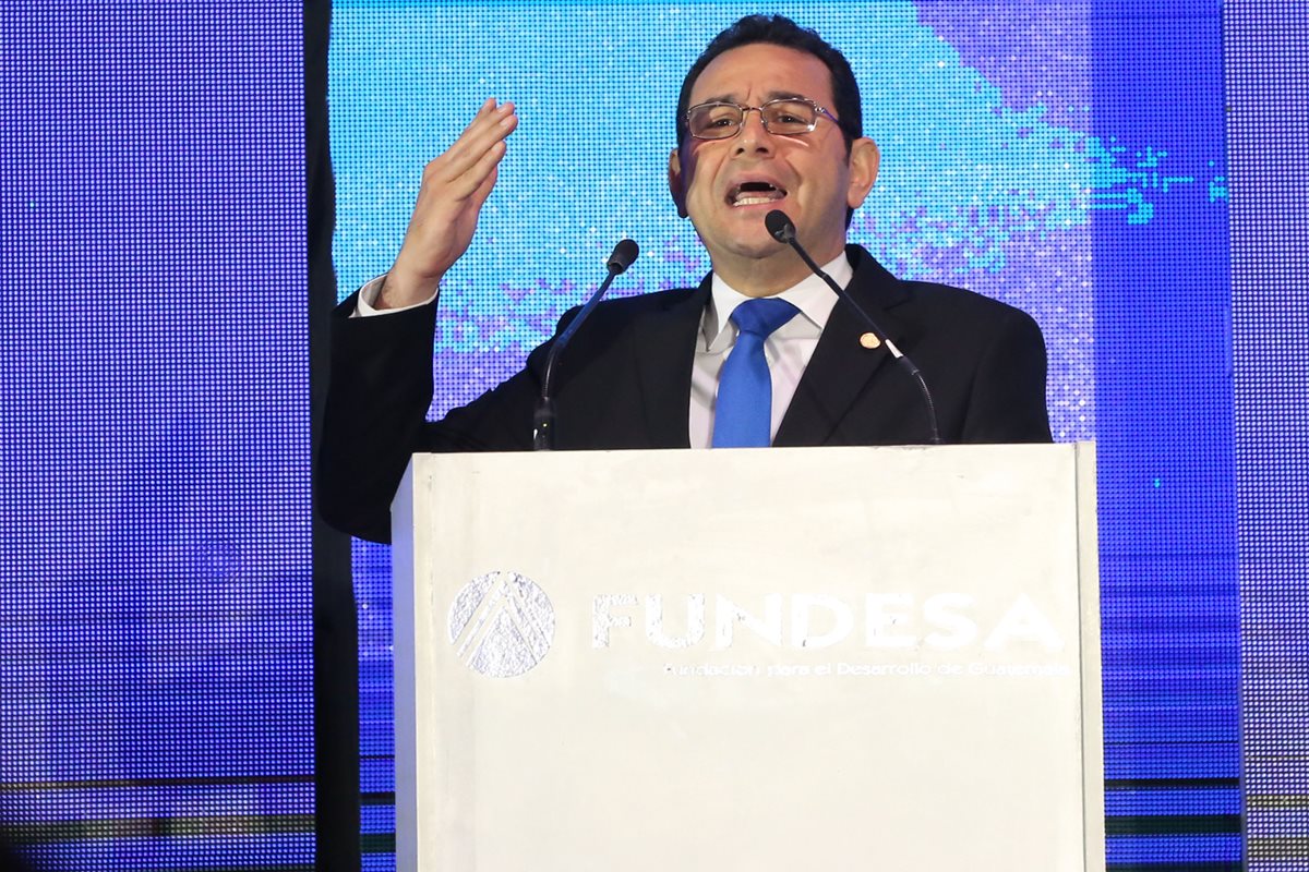 El presidente Jimmy Morales destacó el logro de Jorge Vega. (Foto Prensa Libre: EFE)