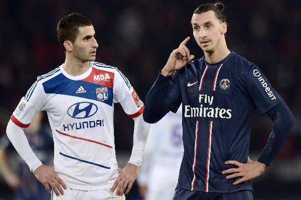 El sueco Zlatan Ibrahimovic, del PSG, discute con Maxime Gonalons, del Lyon. (Foto Prensa Libre: AFP)