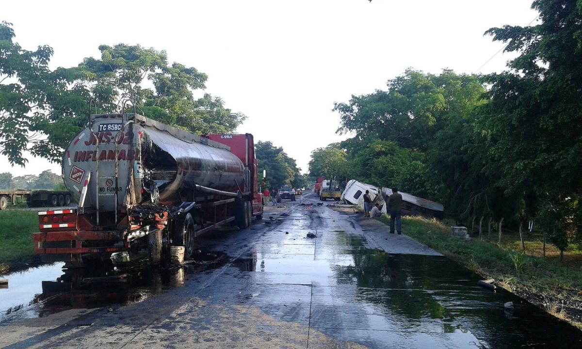 Derrame de combustible complica movilización de tráileres en ruta a Puerto Quetzal. (Foto Prensa Libre: Carlos E. Paredes)