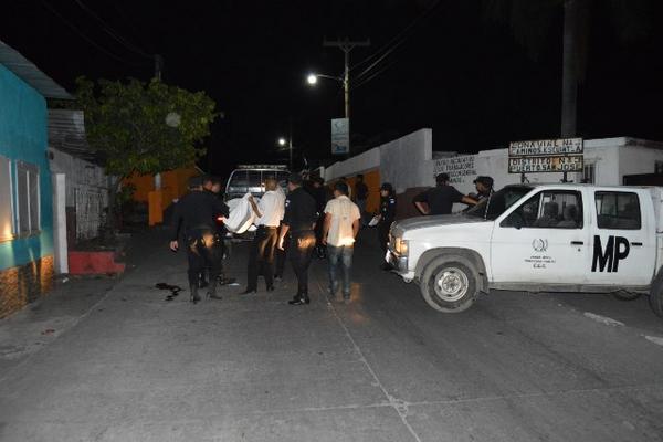 Fiscales del Ministerio Público llevan a la morgue a víctima de ataque armado en Puerto San José, Escuintla. (Foto Prensa Libre: Enrique Paredes)