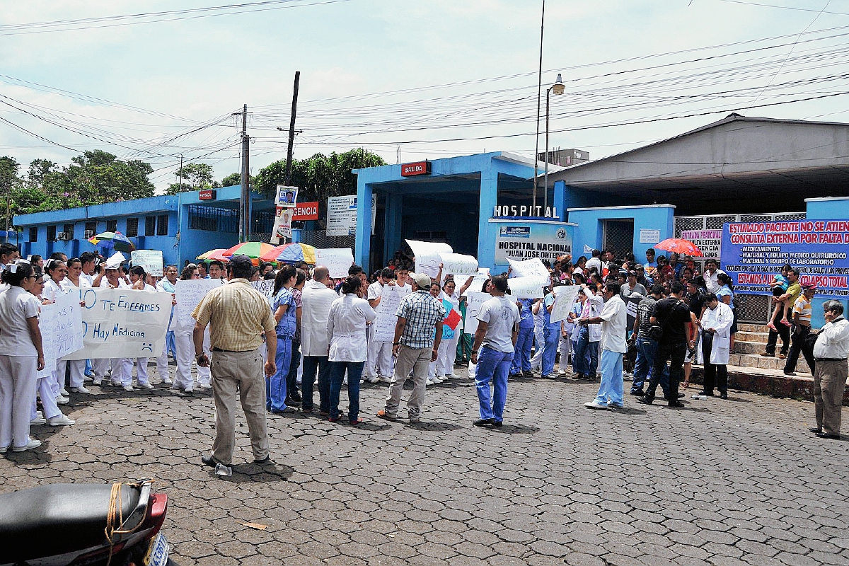 Médicos y personal paramédico del Hospital Regional de Coatepeque, Quetzaltenango, protesta por falta de medicamentos. (Foto Prensa Libre: Alexánder Coyoy)