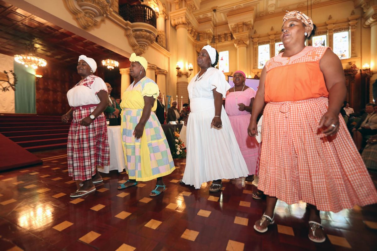 En una actividad en el Palacio Nacional de la Cultura, fue lanzado el plan a favor de los afrodescendientes. (Foto Prensa Libre: SCSPR)