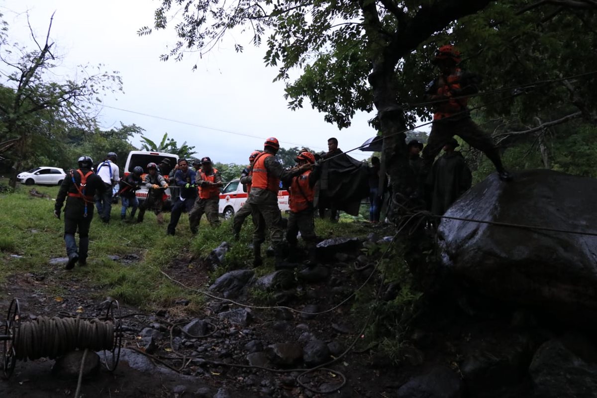 Socorristas durante las tareas de rescate de un grupo de turistas que ascendió la montaña Tres Picachos, (Foto Prensa Libre: Carlos Paredes)