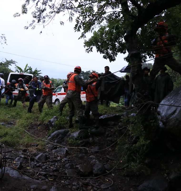 Socorristas durante las tareas de rescate de un grupo de turistas que ascendió la montaña Tres Picachos, (Foto Prensa Libre: Carlos Paredes)
