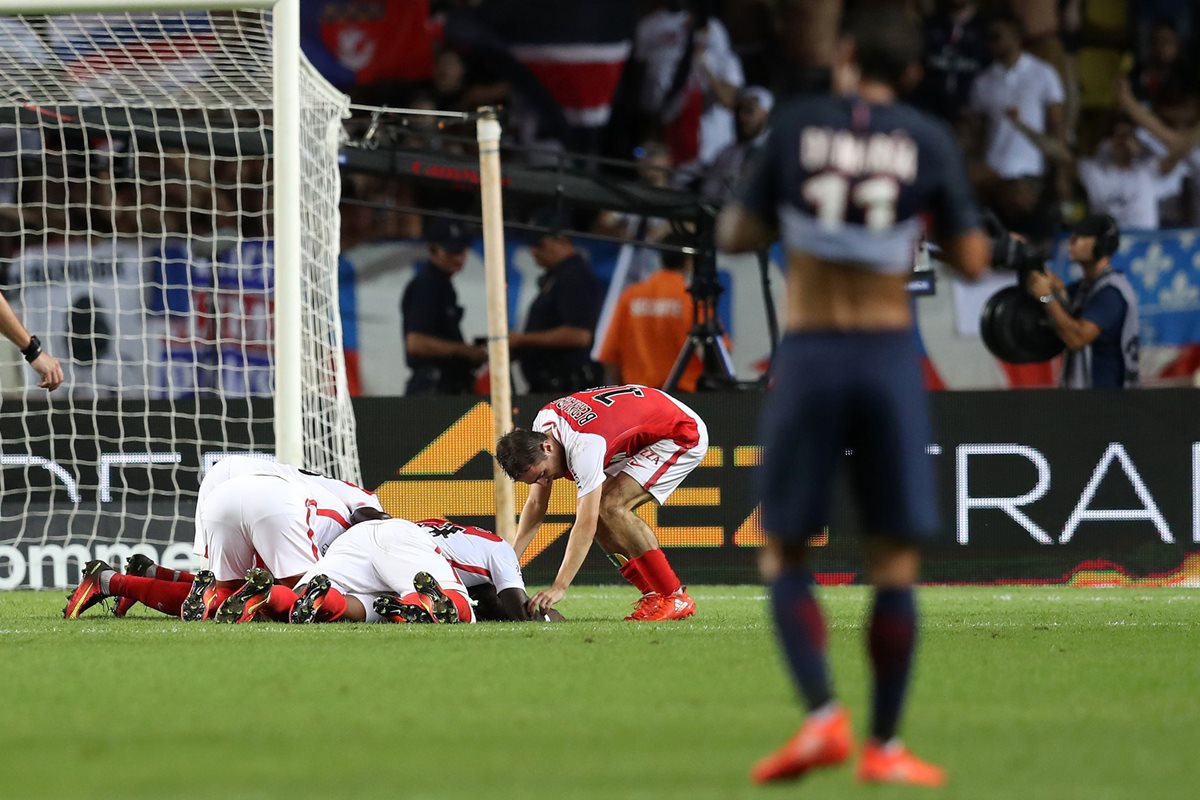 Sidibe celebra efusivamente con sus compañeros de equipo. (Foto Prensa Libre: AFP)