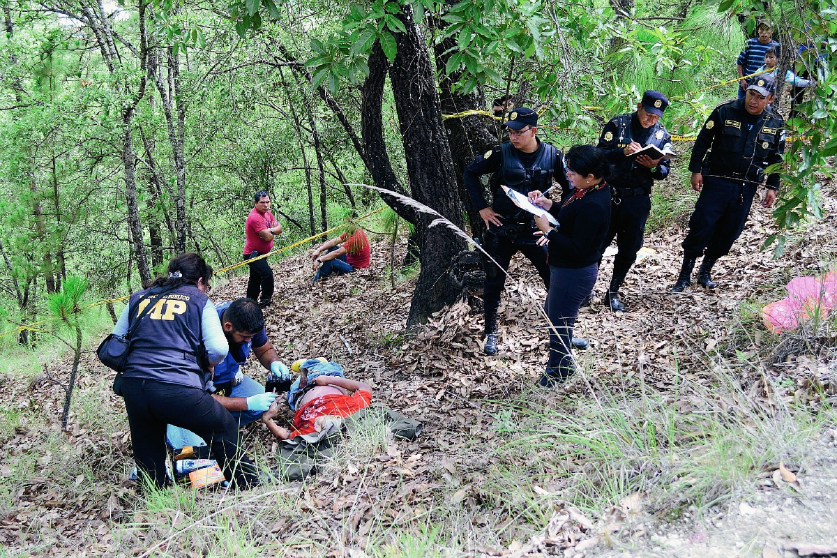El cuerpo fue localizado a 100 metros de la cinta asfáltica. (Foto Prensa Libre: Mike Castillo)