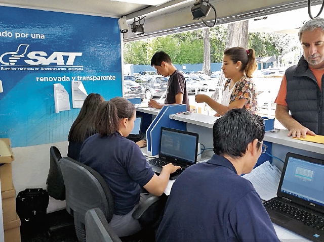 Los primeros conductores de la plataforma Uber se formalizaron ante la SAT, para emitir factura electrónica. (Foto Prensa Libre: URÍAS GAMARRO)
