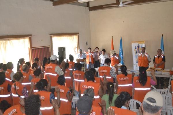 Delegados de la Conred juramentan a miembros de comités locales de  Reducción de Desastres en Cuilapa. (Foto Prensa Libre: Oswaldo Cardona)
