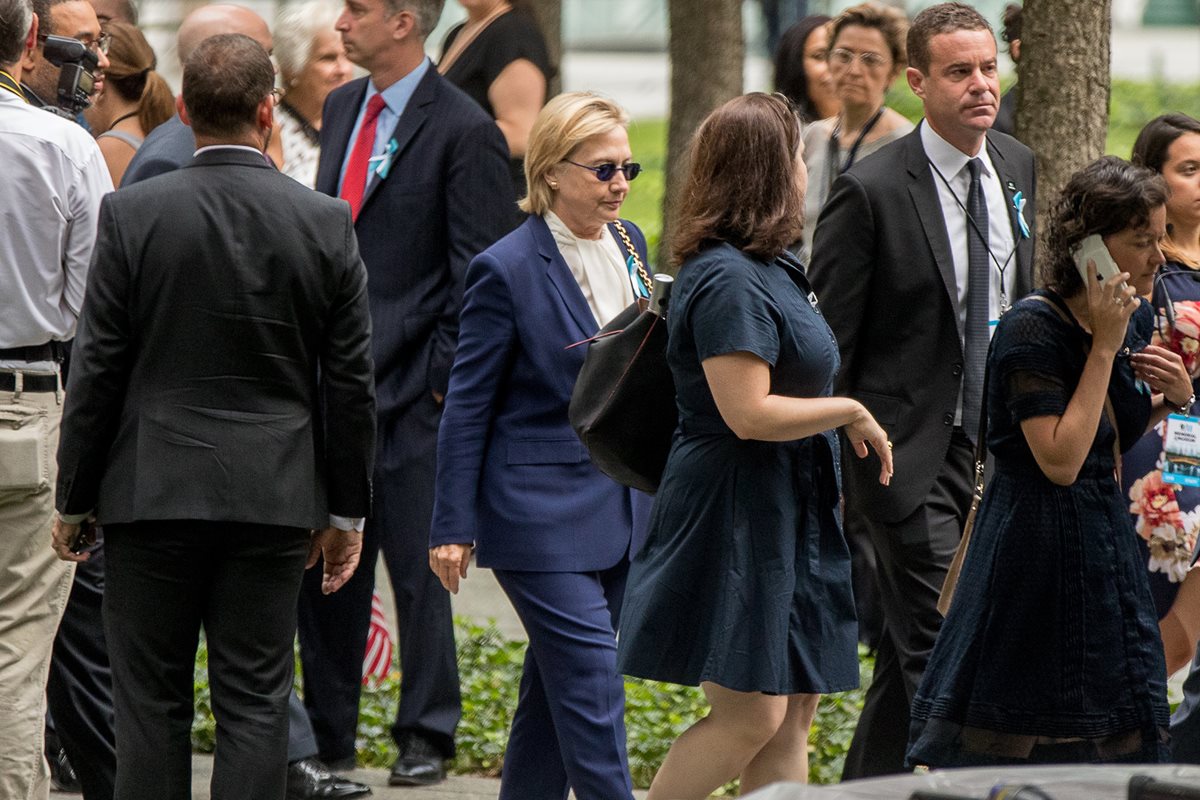 La candidata demócrata Hillary Clinton se retira de ceremonia del S-11 por malestares. (Foto Prensa Libre: AFP)