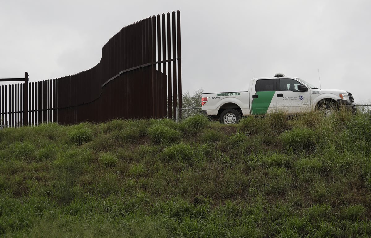 Autoridades migratorias patrullan la frontera de Estados Unidos con México en Hidalgo, Texas. (Foto Prensa Libre: AP)