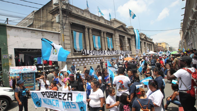 Las manifestaciones contra las reformas al Código Penal se han concentrado frente al Congreso desde el miércoles último en la tarde. (Foto Prensa Libre: Érick Ávila)