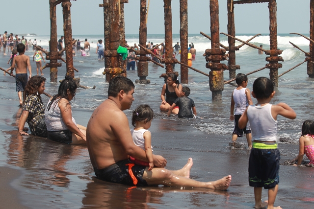 La mayoría de personas acostrumbra a viajar a las playas del pacífico a vacacionar por su cercanía a la ciudad. (Foto Prensa Libre: Hemeroteca PL)