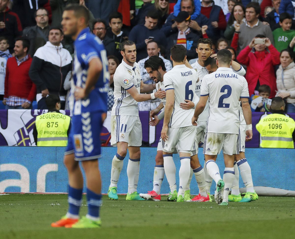 Los jugadores del Real Madrid festejan en el partido contra el Alavés. (Foto Prensa Libre: EFE)