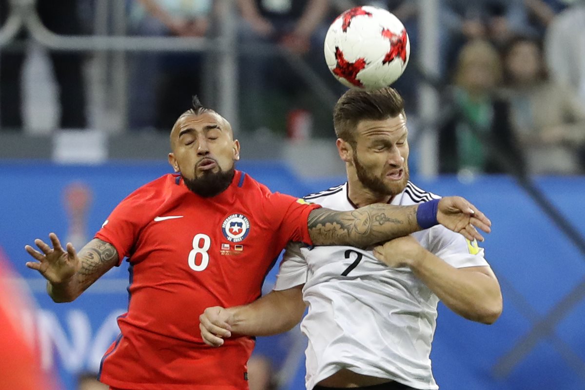 Shkodran Mustafi disputa el balón con Arturo Vidal durante la final de la Copa Confederaciones.