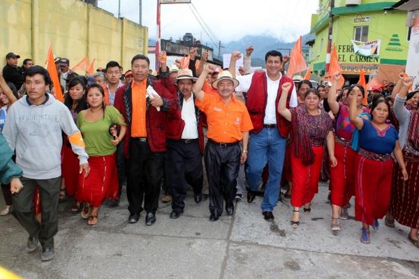 El candidato a alcalde Virgilio Bernal (con sombrero y camisa del PP) encabezó una caminata por calles de Nebaj. (Foto Prensa Libre: Óscar Figueroa)<br _mce_bogus="1"/>