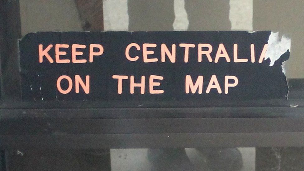 "Mantengan a Centralia en el mapa" dice un cartel colgado en la municipalidad.