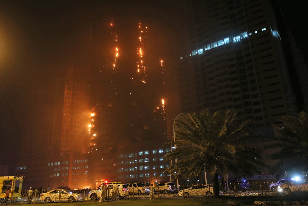 El incendio abarcó varias torres residenciales. (Foto Prensa Libre: AP).