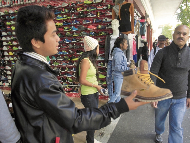 Vacacionistas son ubicados en puestos como dependientes de tienda, empaque de regalos o apoyo administrativo. (Foto Prensa Libre: Carlos Hernández)