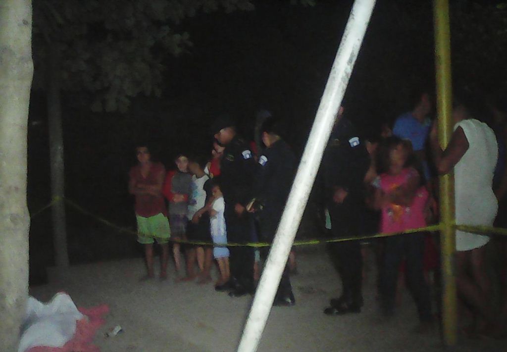 Curiosos observan el cadáver de Candy Beltrán, en La Blanca, San Marcos. (Foto Prensa Libre: Alexánder Coyoy).
