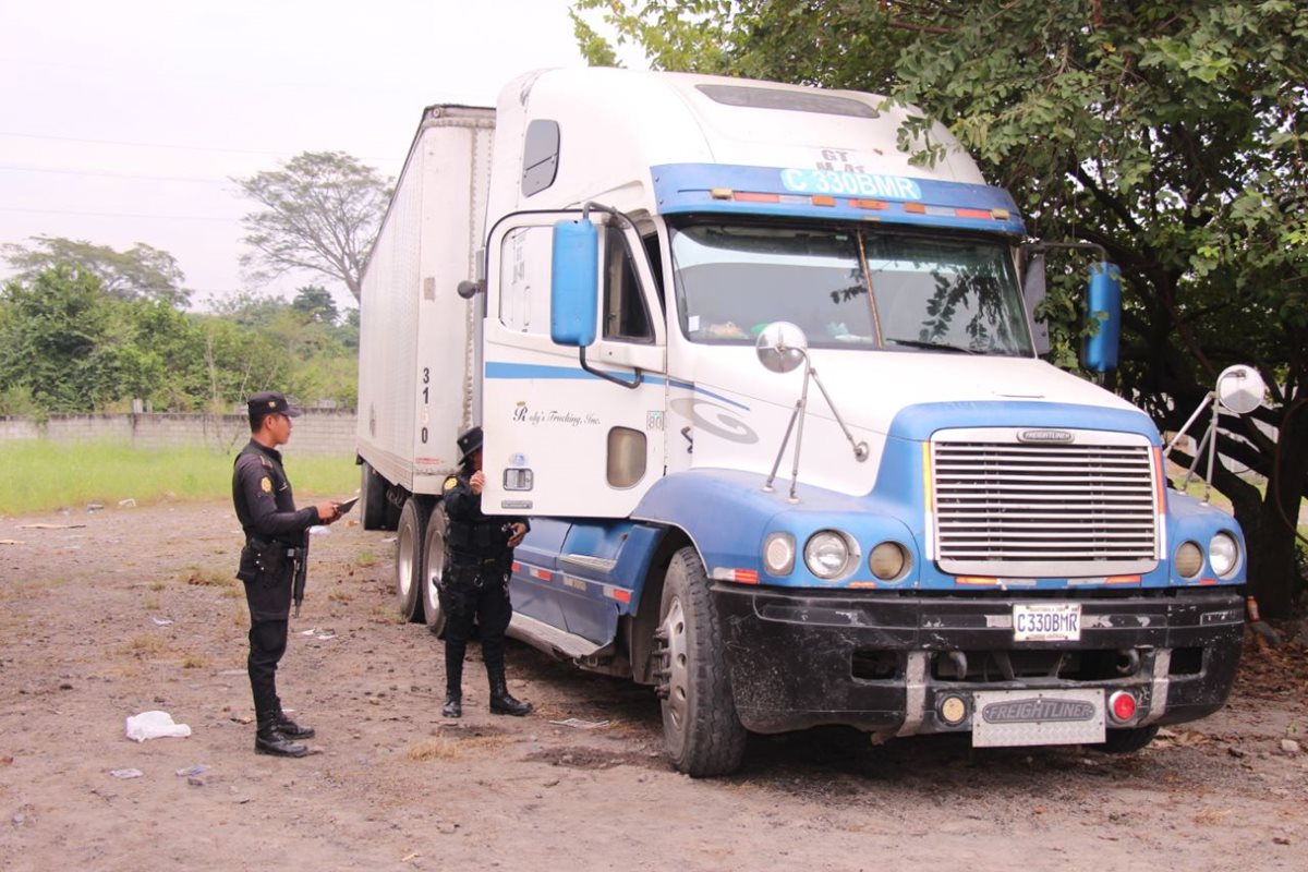 Automotor localizado por las autoridades en un predio de Masagua. (Foto Prensa Libre: PNC)