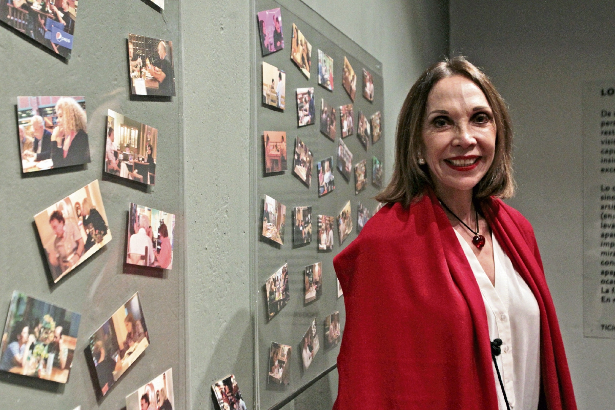 La artista Alejandra Mastro inauguró la muestra El imperio de la mirada II. (Foto Prensa Libre: Ángel Elías)