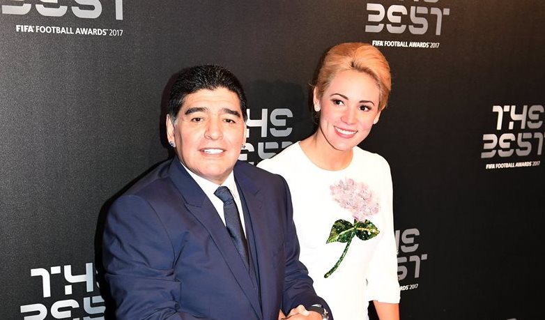 Diego Armando Mararona a su llegada a la gala de los premios The Best junto a su pareja Rocio Oliva. (Foto Prensa Libre: EFE)