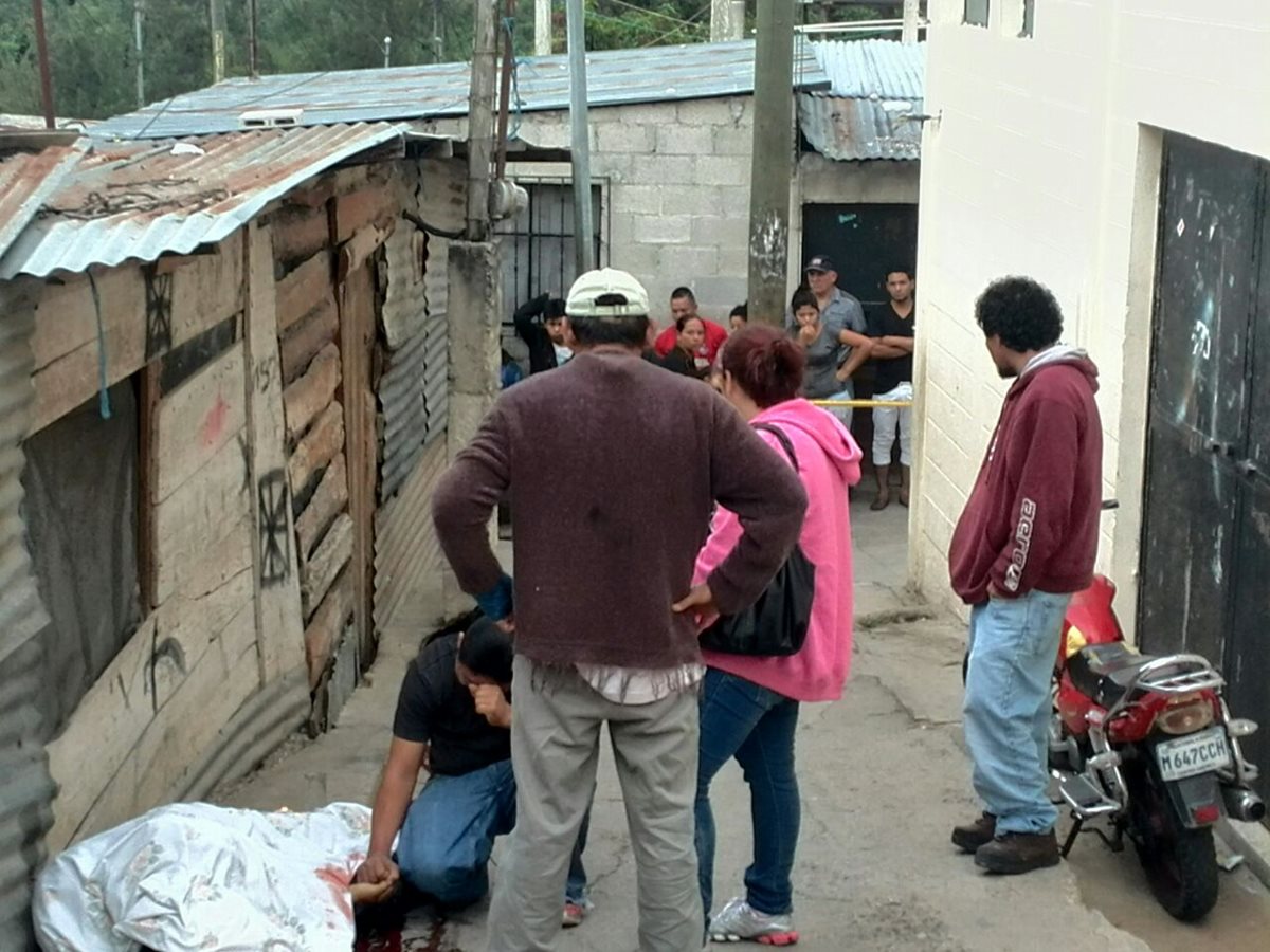 Diego Armando Dimas Mendoza, de 25 años, murió baleado en la 33 avenida y 9a calle del asentamiento Las Champas, en la colonia Paraíso 2, zona 18. Foto Prensa Libre: E. Paredes