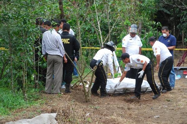 Socorristas cubren cadáver de Miguel Rancho Civil.
