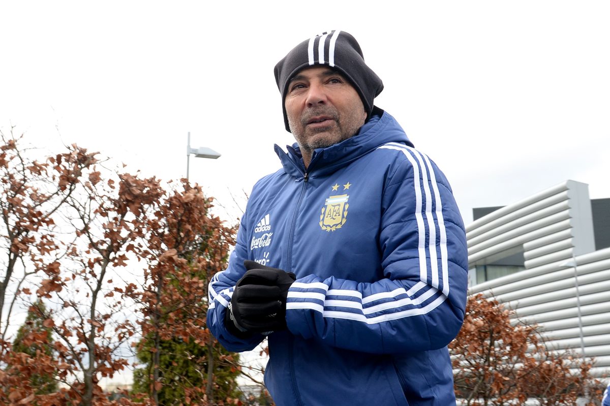 El técnico de la Selección de Argentina, Jorge Sampaoli participa en una anunció de las Abuelas de la Plaza de Mayo. (Foto Prensa Libre: AFP)