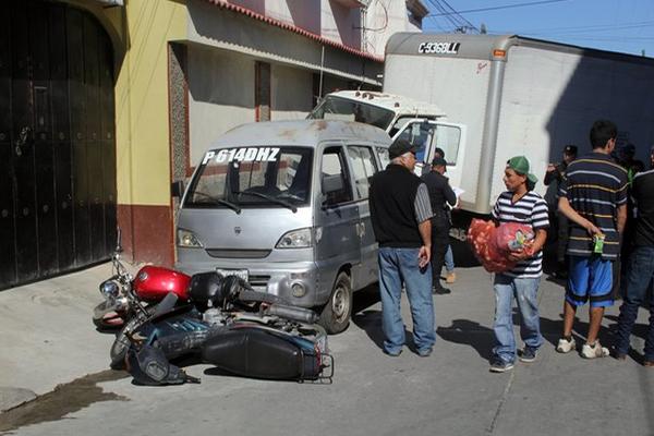 Un microbús y dos motocicletas fueron dañadas por el choque.