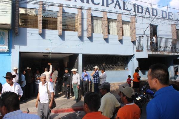 Pobladores de La Cuesta Tunas se apostaron en el ingreso al despacho municipal. (Foto Prensa Libre: Óscar González) 