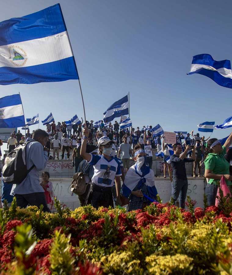 Varios jóvenes con banderas de Nicaragua participan la marcha en Managua para exigir libertad de "presos políticos". (EFE)