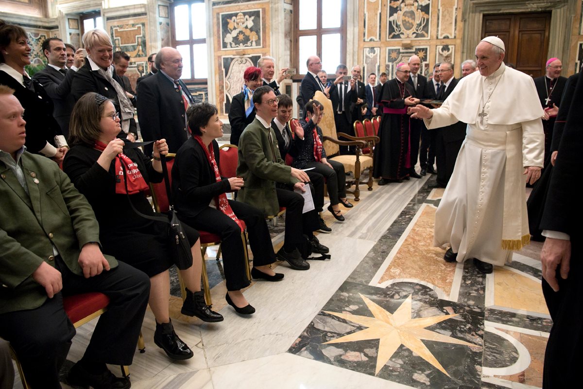 El Papa recibió a una delegación de los Juegos mundiales invernales de 'Special Olympics International'. (Foto Prensa Libre: AFP)