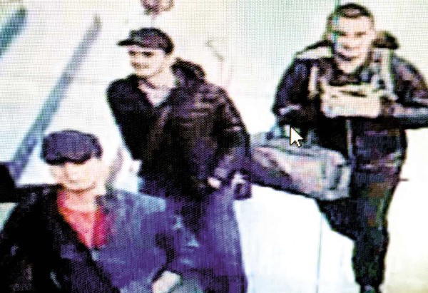 Imagen de video capta a los tras atacantes suicidas en el aeropuerto de Estambul.(AP).