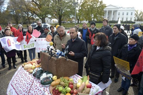 El congresista demócrata por Illinois Luis Gutiérrez, que participó en la manifestación con inmigrantes, dijo que "la lucha es larga.(Foto: Prensa Libre/EFE)